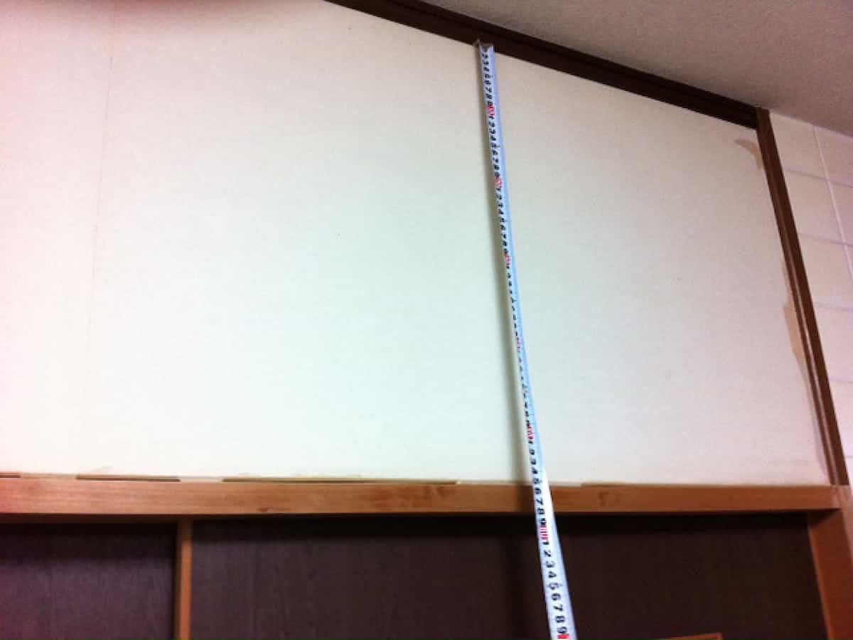 壁紙の貼り付ける部分の高さをメジャーで計測する