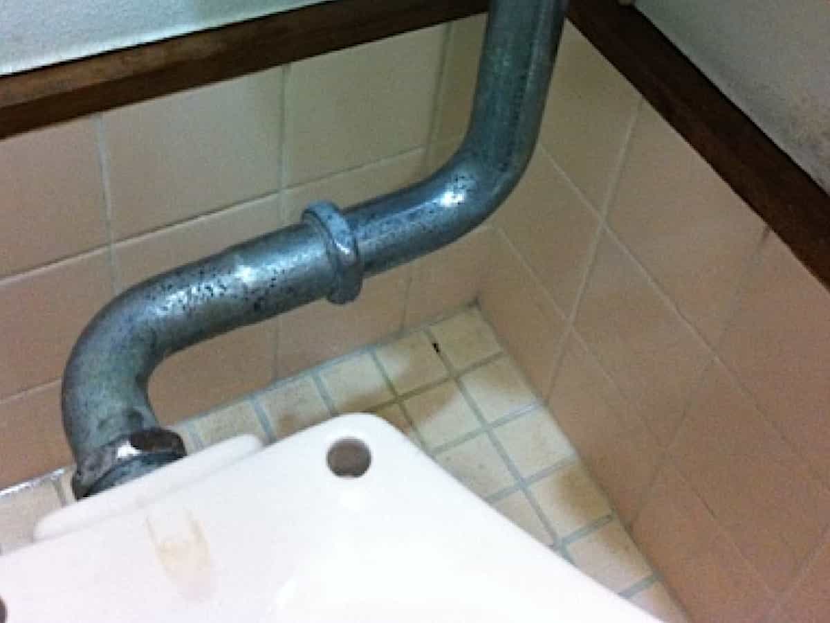 トイレの配管パイプのパッキン交換で水漏れを直した様子