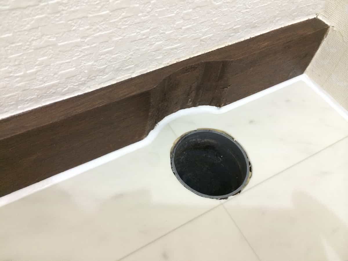 洗面所の床に穴だけあいた下水の匂いがする洗濯機用排水口