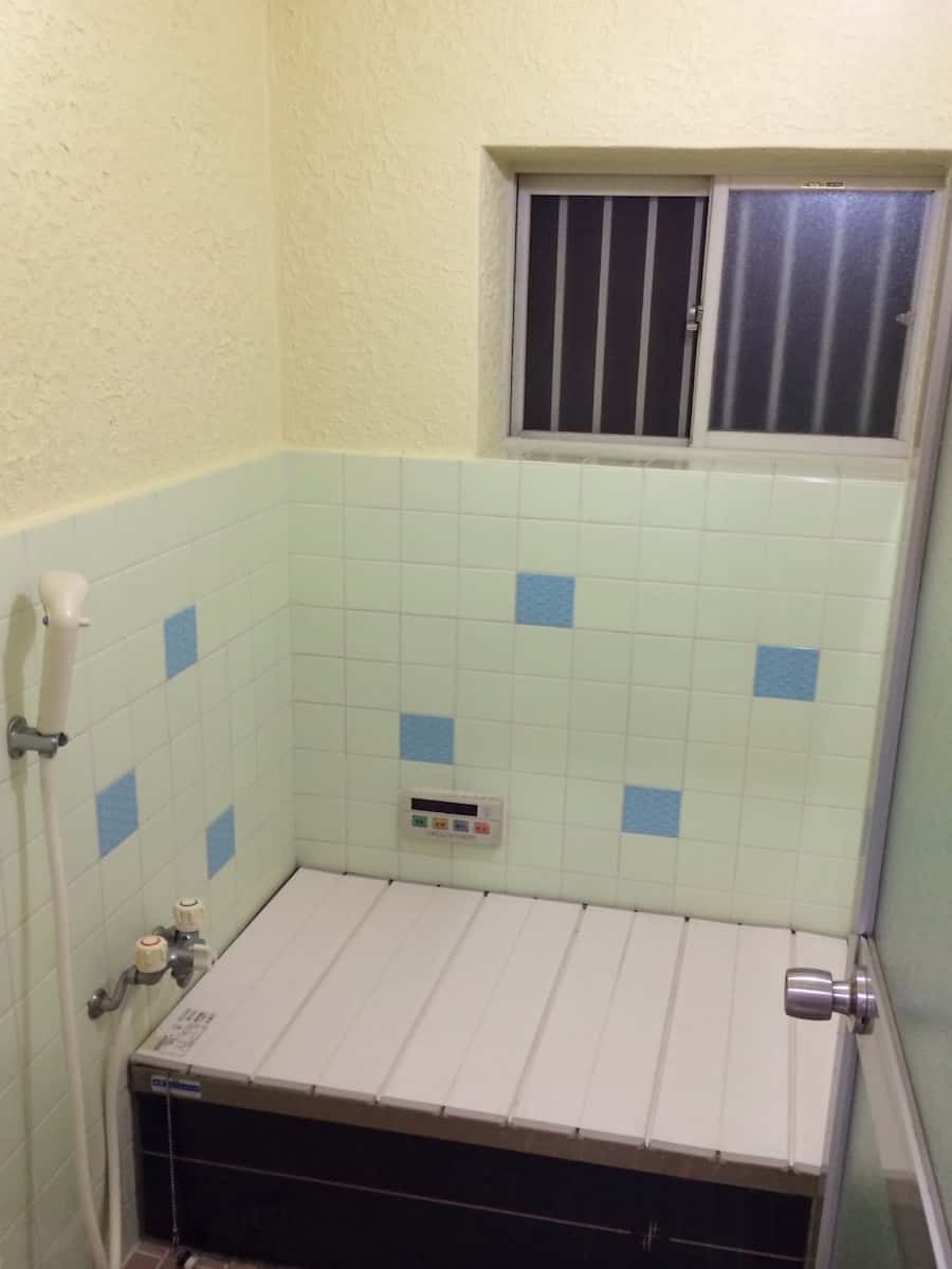 ペンキで塗装した後の浴室のモルタル壁（セメント・コンクリート）