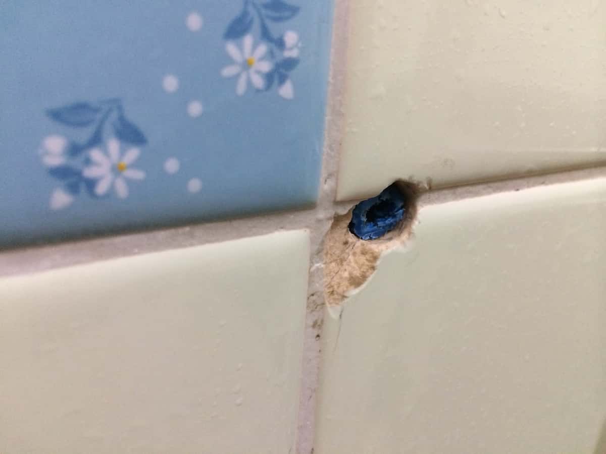 浴室のタイル壁にあいたネジ穴