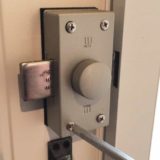 玄関扉の補助錠「WEST-554 NDR」を自分で交換する方法