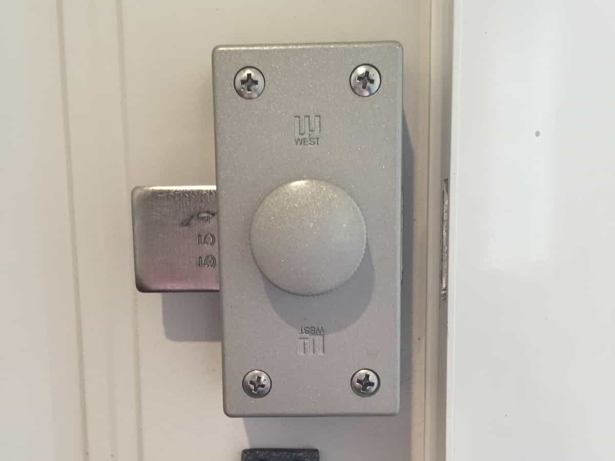 自分で交換前の玄関扉の補助錠（WEST-554 NDR）