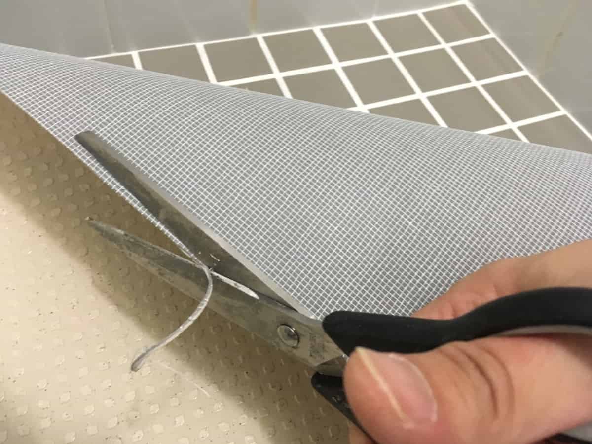 フクビ化学工業の浴室用床シート「ペディシート」をハサミで切って微調整する
