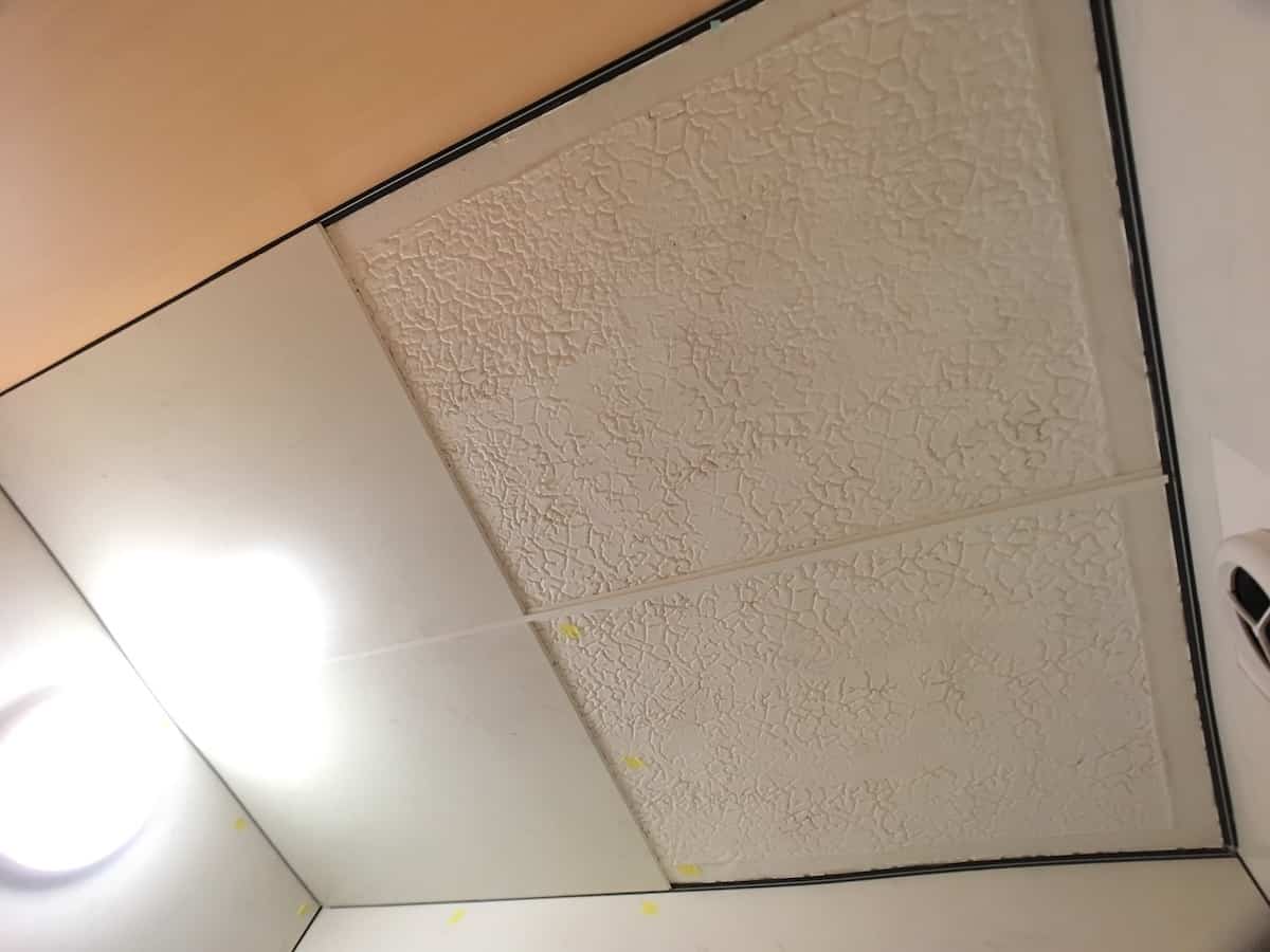 天井へのバスパネル「アルパレージ」の貼り付け（2枚目）