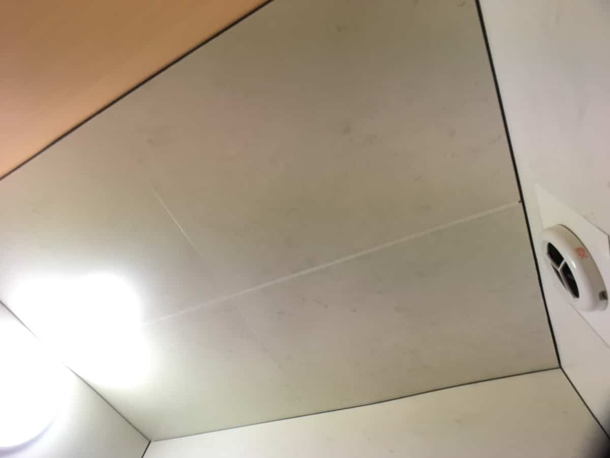 天井へのバスパネル「アルパレージ」の貼り付け（4枚目）