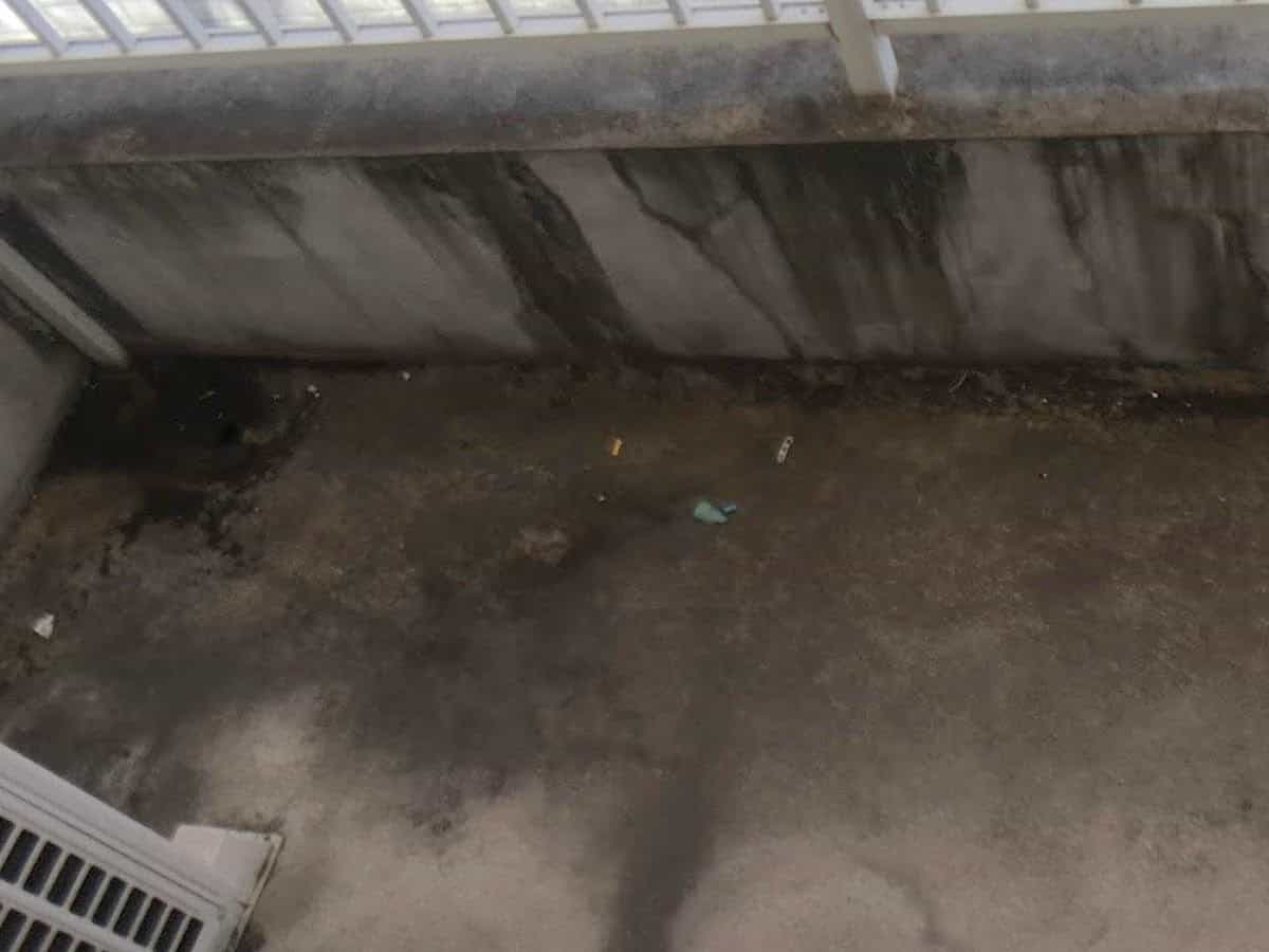 DIYで防水塗装する前のベランダのセメント（コンクリート）床の様子（拡大写真）
