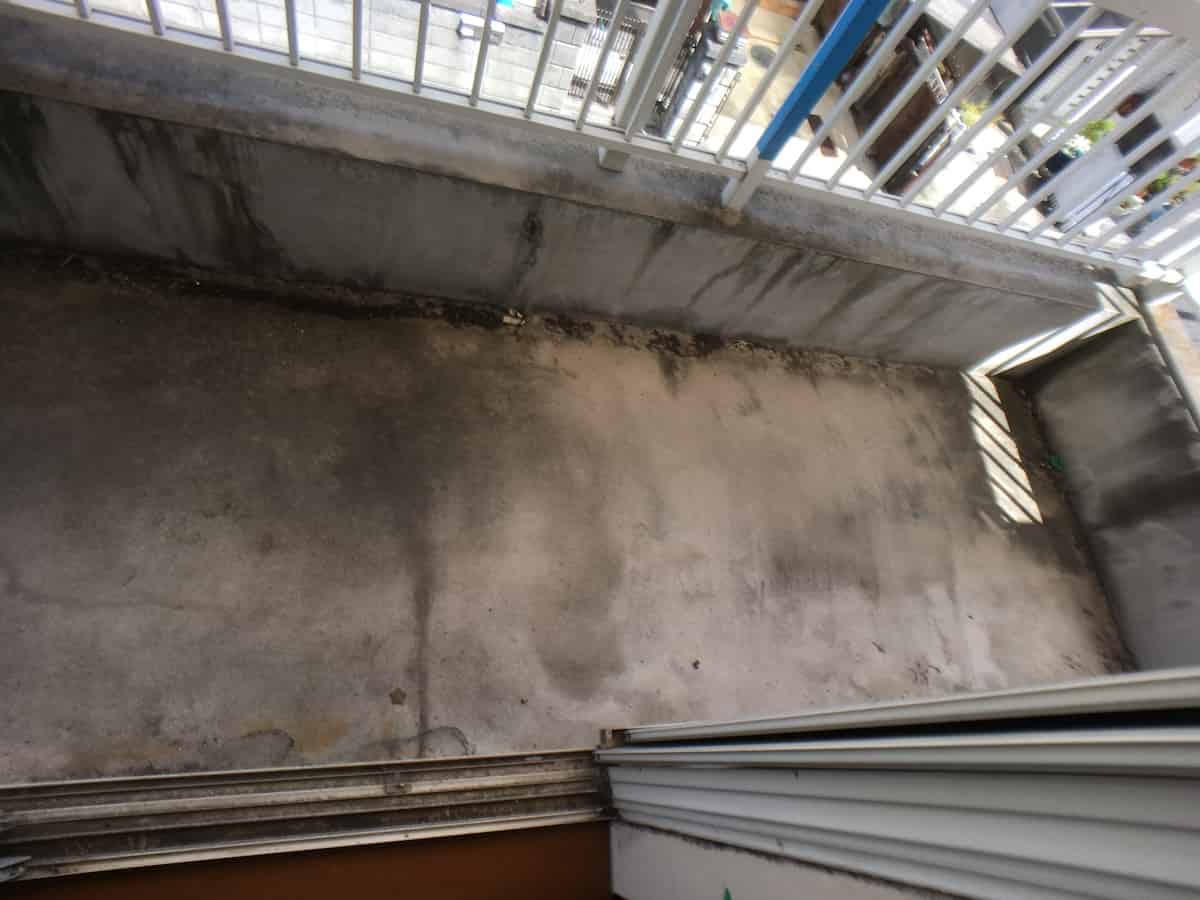 DIYで防水塗装する前のベランダのセメント（コンクリート）床の様子