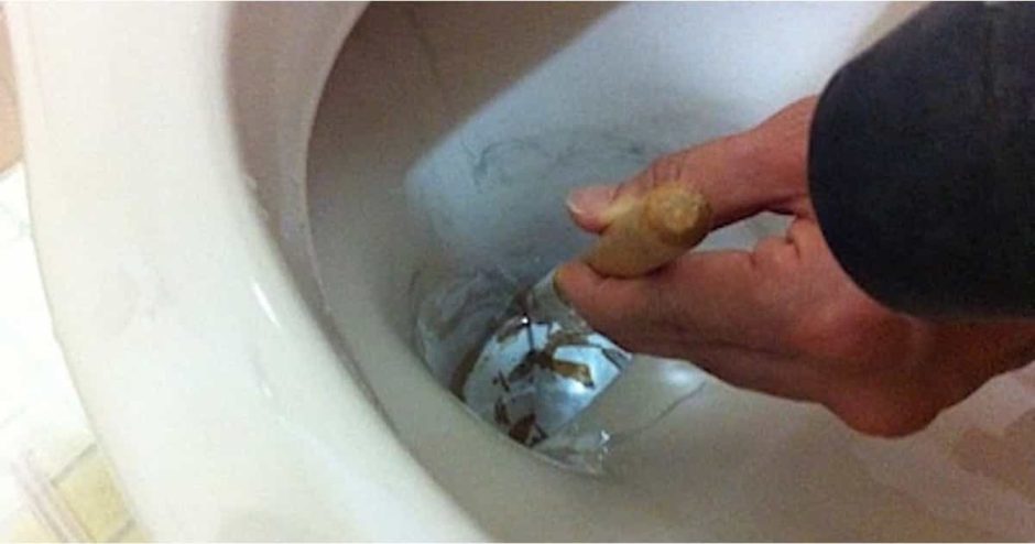 トイレの便器のふちにこびりついた茶色い水垢のような汚れ（尿石）を除去する（取り除く）方法
