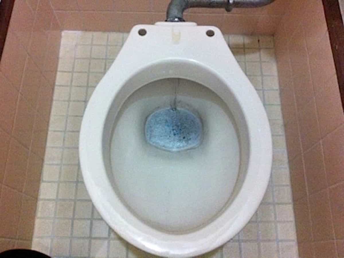 トイレ洗浄中を尿石汚れに試す様子